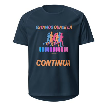 Mockup T-Shirt Estamos Quase Lá (Colorido) – Azul Francês