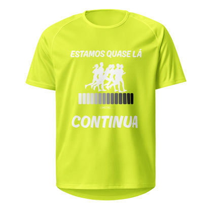 Mockup T-Shirt Estamos Quase Lá (P/B) – Amarelo Neon