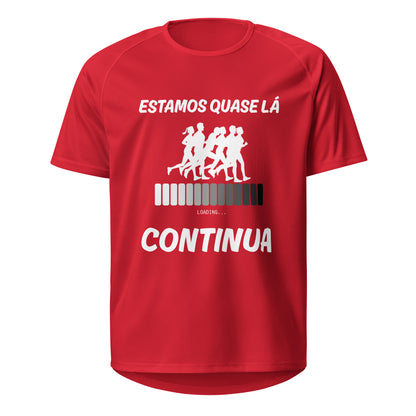 Mockup T-Shirt Estamos Quase Lá (P/B) – Vermelho