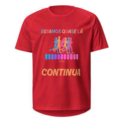 Mockup T-Shirt Estamos Quase Lá (Colorido) – Vermelho