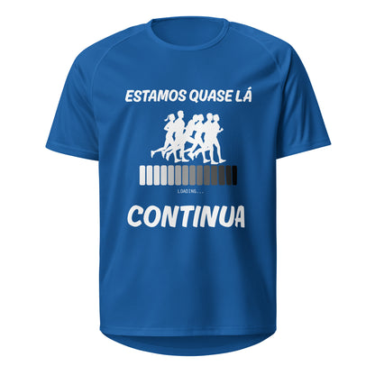 Mockup T-Shirt Estamos Quase Lá (P/B) – Azul Royal